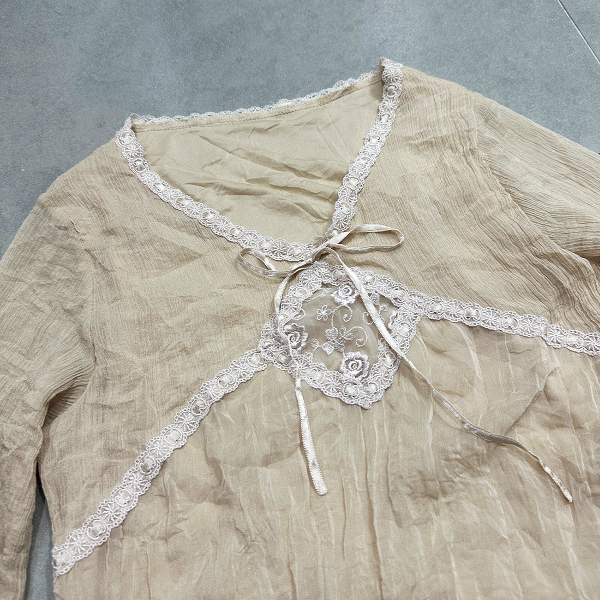 Lace Trim V-neck Long Sleeves Top