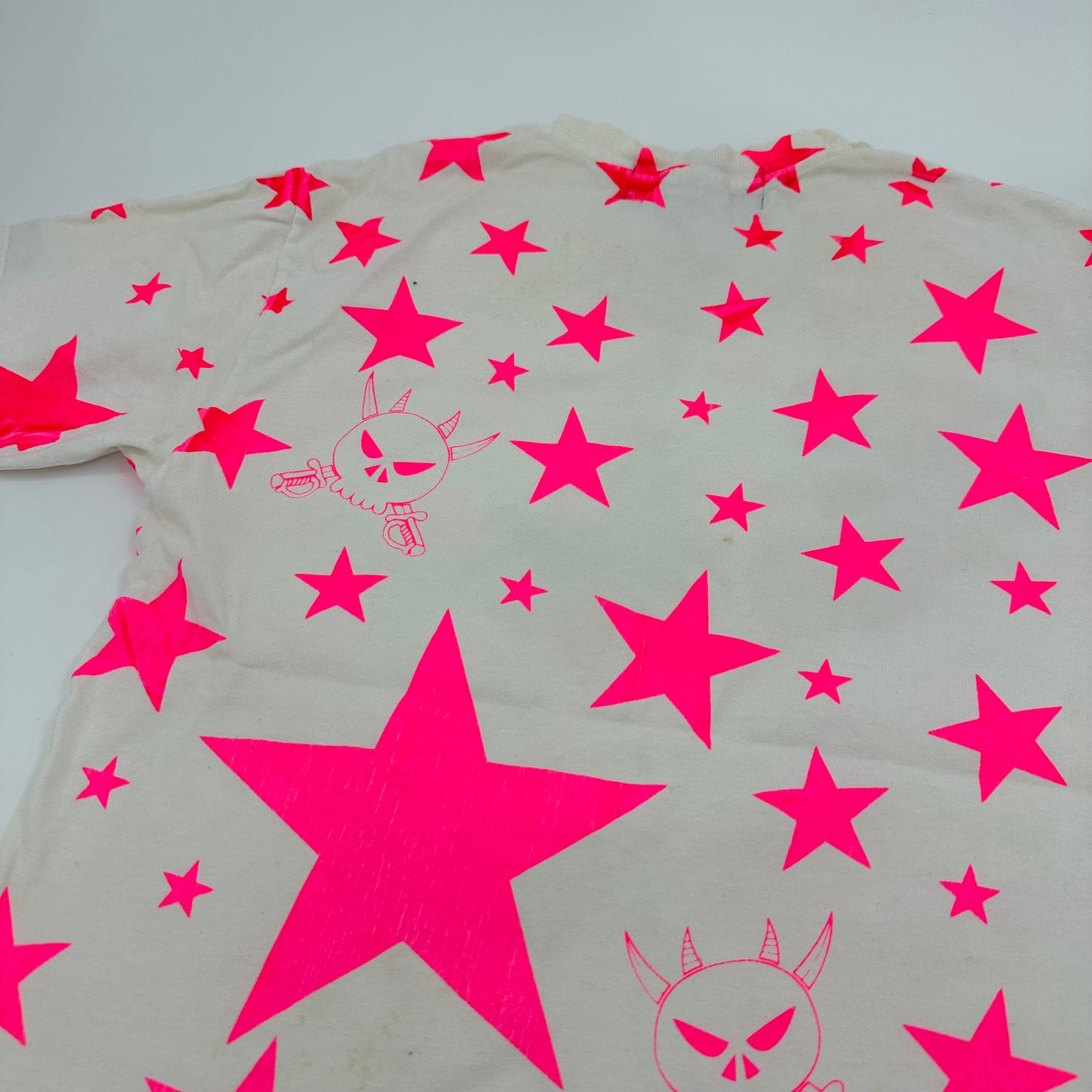 00s Mad Toyz All Over Neon Pink Star Devil Skull Print Tee