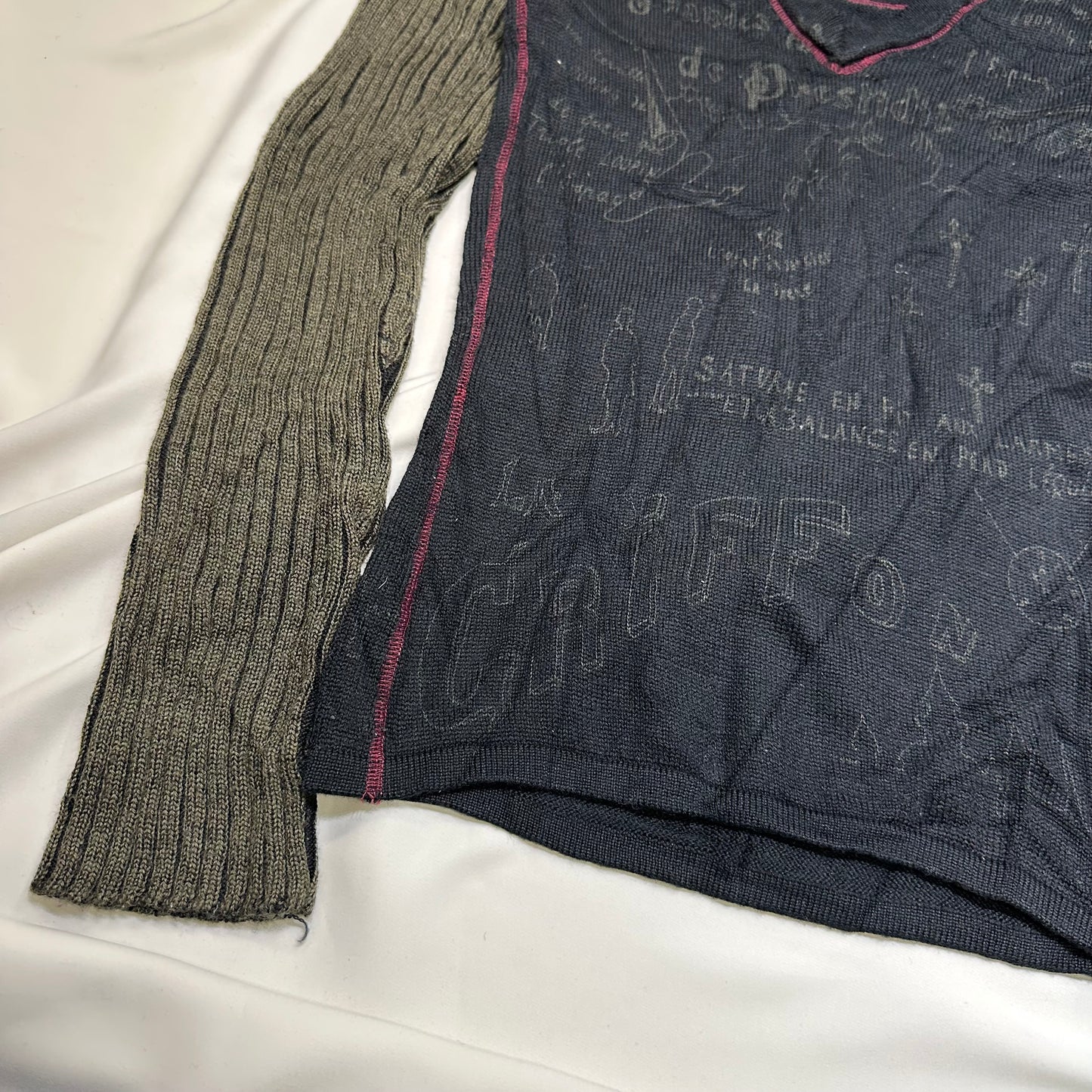 Contrast Sleeve Graphic Knit Top