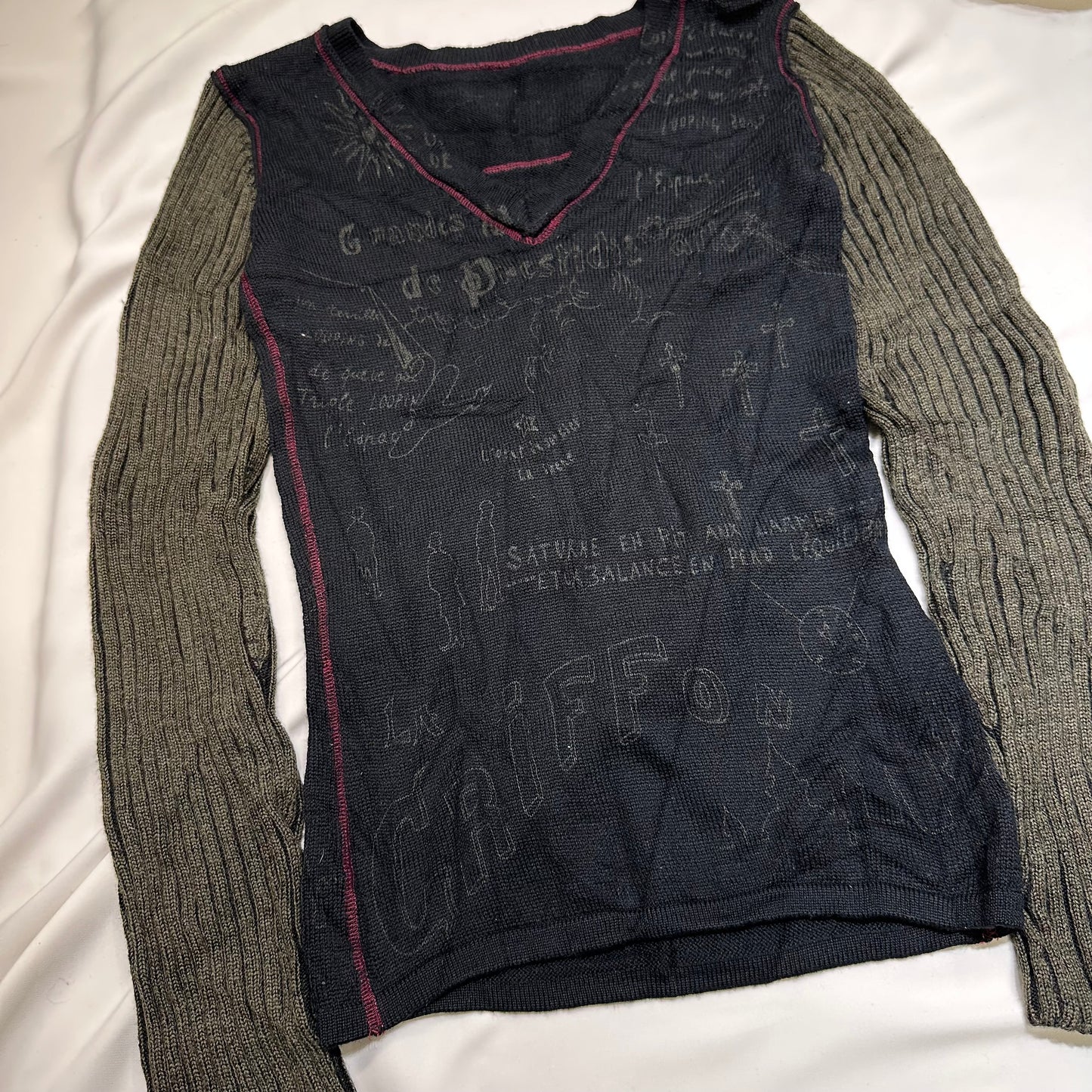 Contrast Sleeve Graphic Knit Top